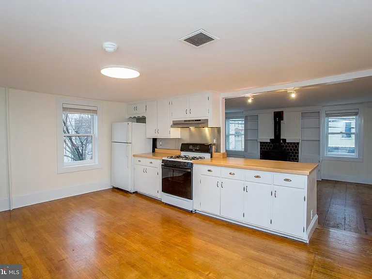 67 Ferry St — Photo 8