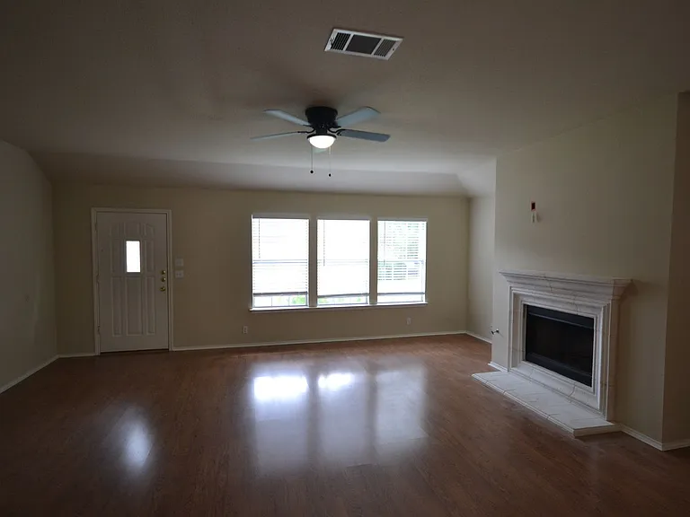 1803 Warwick Cv — Photo 3