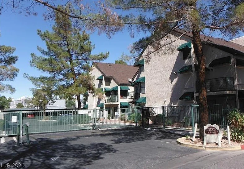 2 bed, 1.0 bath, 618 sqft, $1,050 — Photo 2
