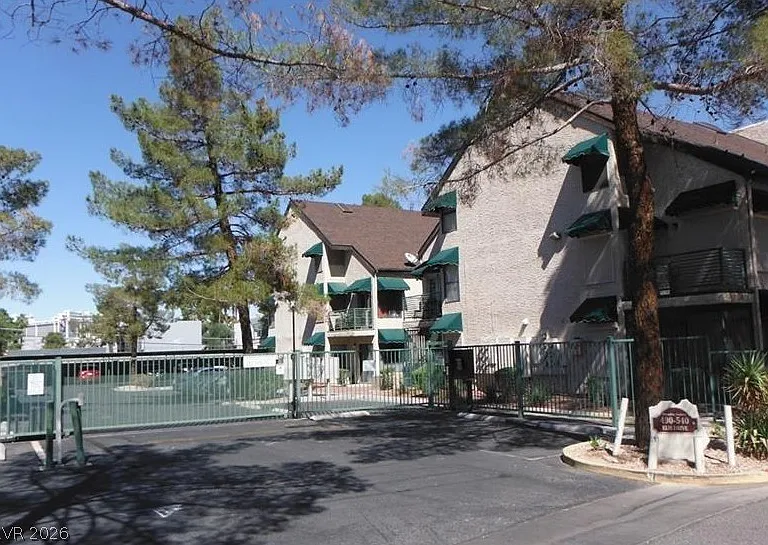 480 Elm Dr #206 — Photo 2