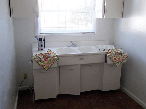 Kitchen w/ Appliances