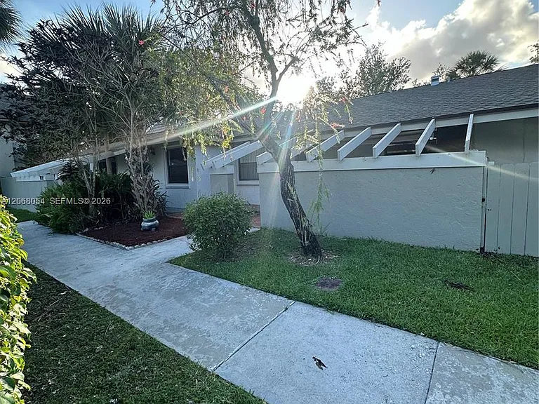 2902 SW 21st Ter #301C — Photo 3