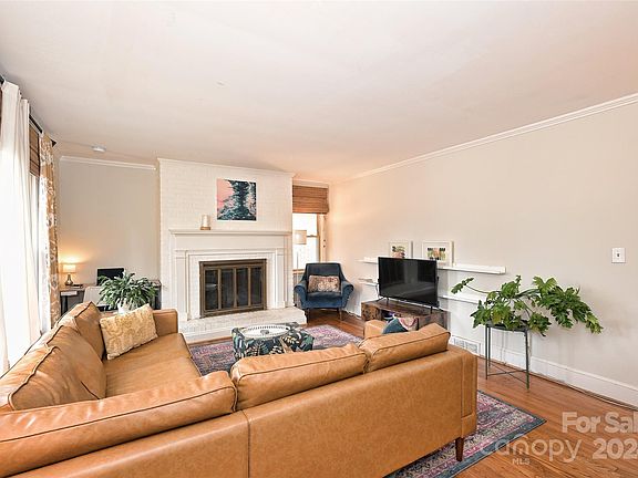 3rd image of 3035 Cresthill Dr