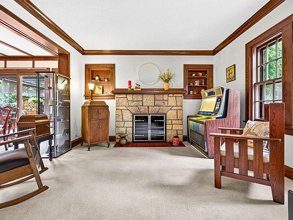 5th image of 817 Spring St