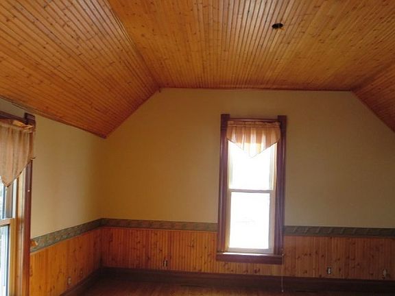 4th image of 105 N Railroad St