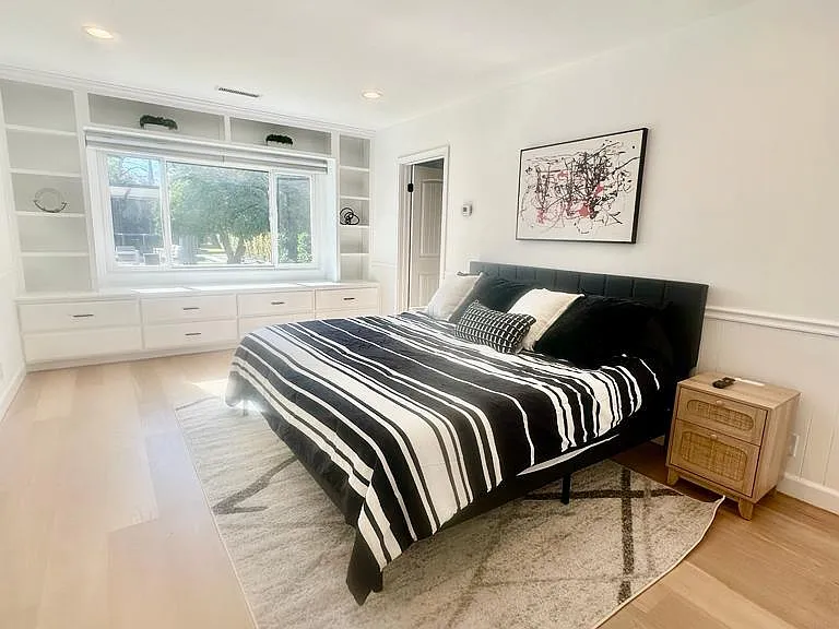 23032 Mariano St — Photo 15
