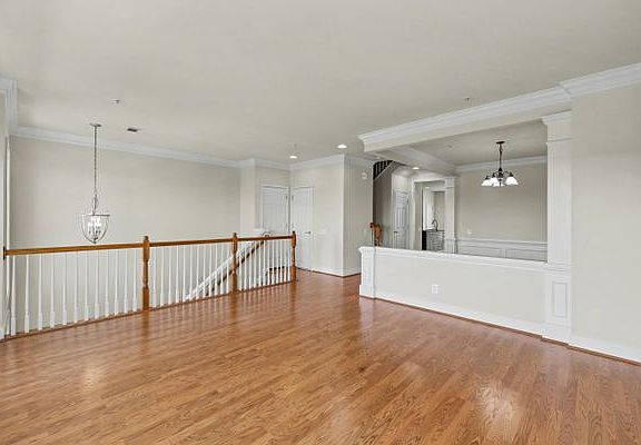 4th image of 20656 Sibbald Sq
