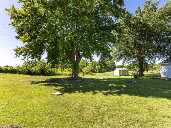 207 Iroquois Trl, East Dubuque, IL 61025