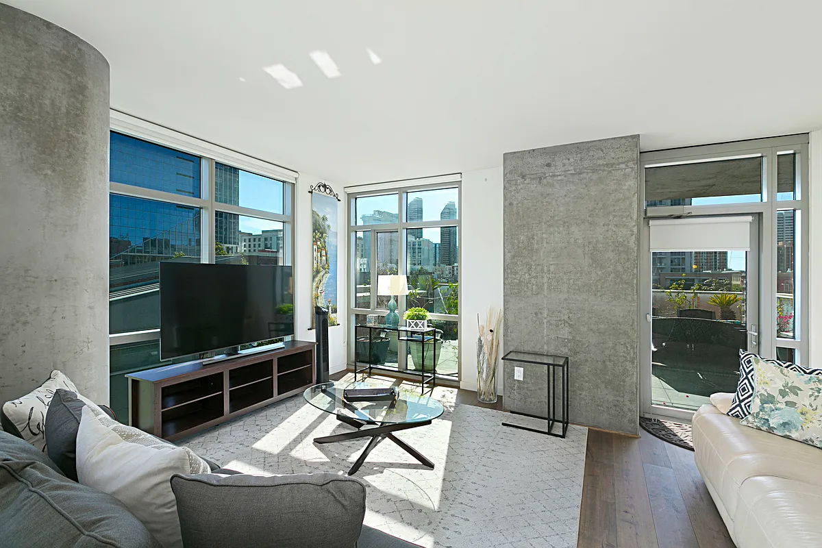 1 bed, 1002 sqft, $4,700 — Photo 1