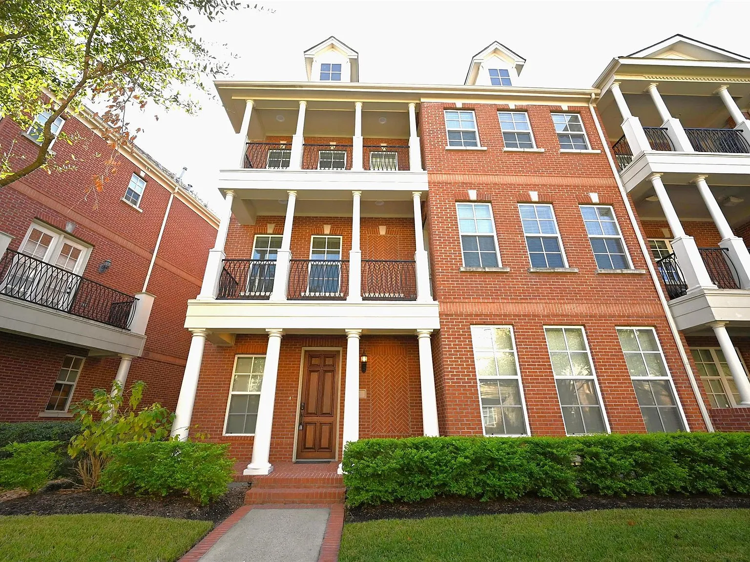 3 bed, 3.5 bath, 2396 sqft, $4,400 — Photo 1