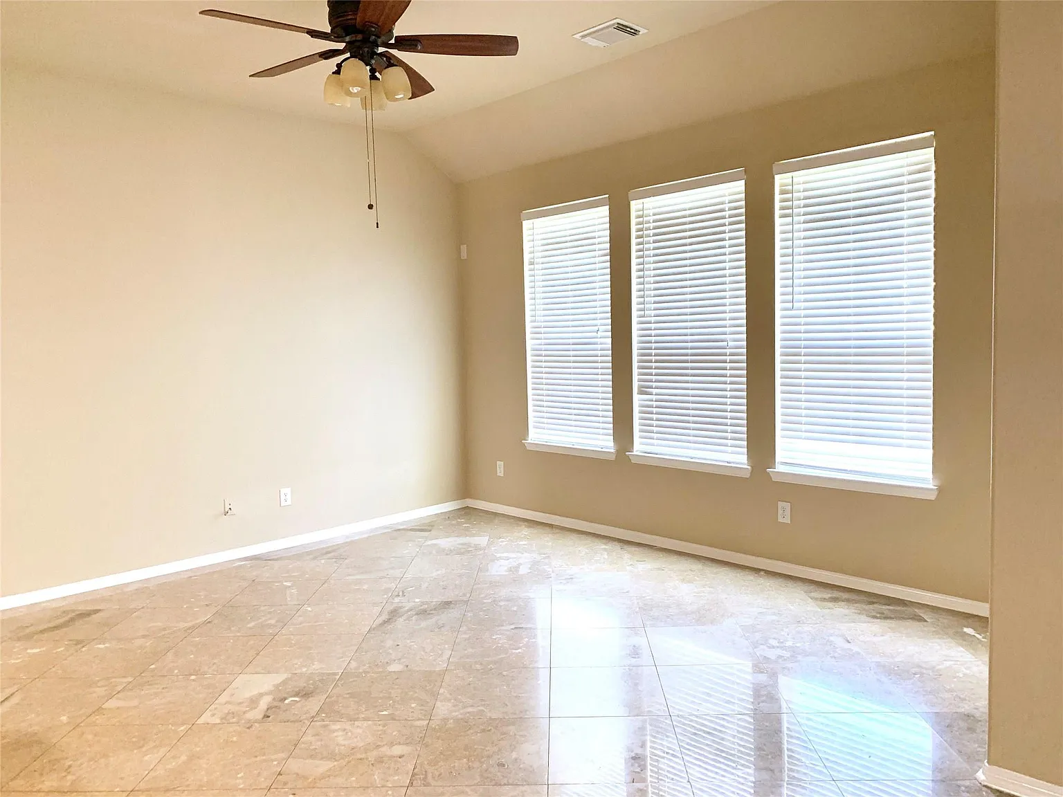 4 bed, 2.0 bath, 2018 sqft, $2,400 — Photo 4