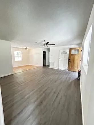 210 W Fox St — Photo 7