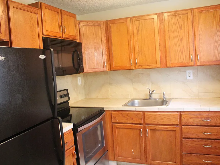 310 Meadows Cir — Photo 3