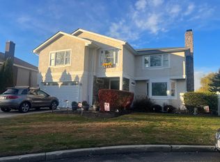 5 Vivona Ct, Bayville, NY 11709