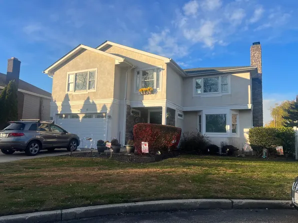 5 Vivona Ct, Bayville, NY 11709