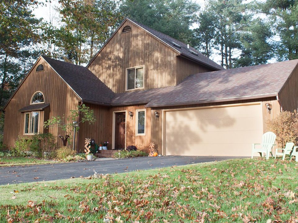 Front yard with garage and driveway.