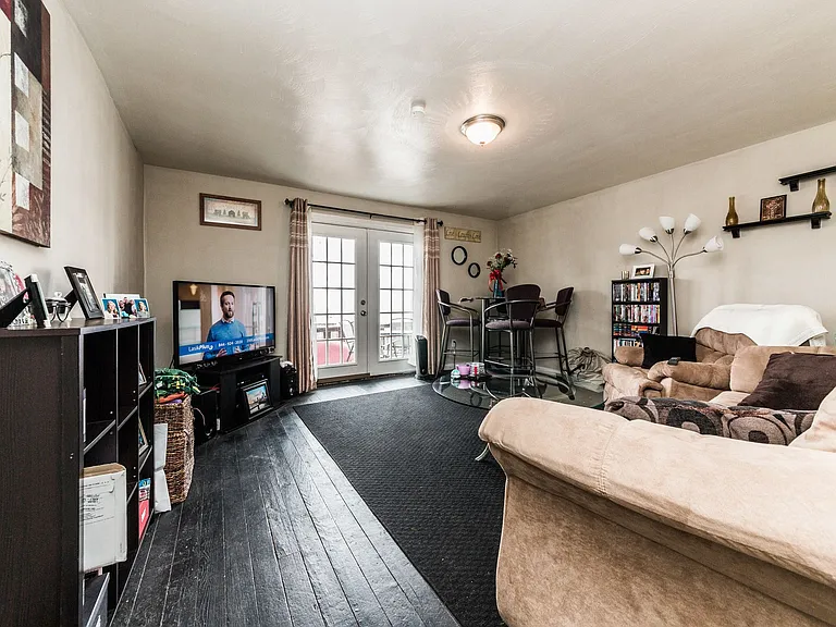 Great building with off street parking, views of the city, laundry on site! — Photo 1