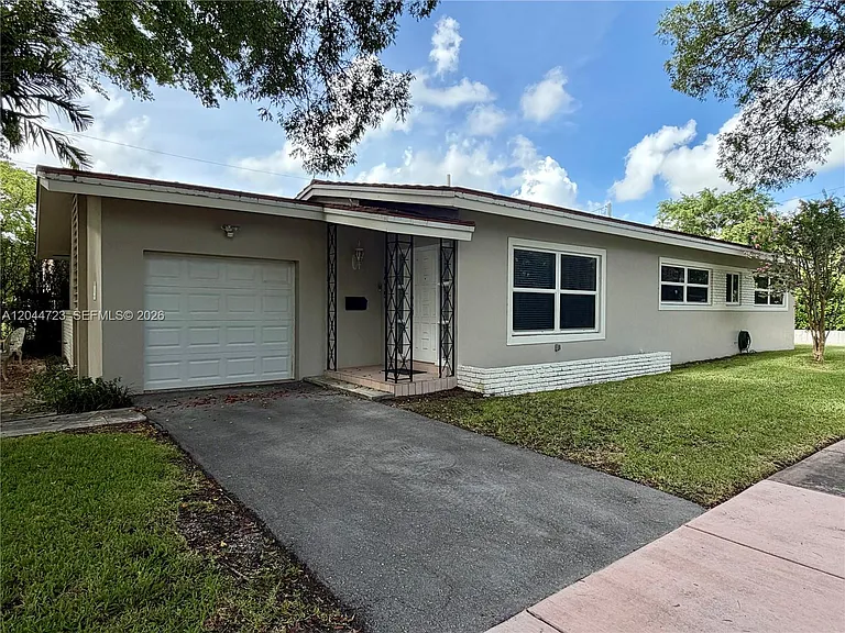 1415 Genoa St — Photo 2