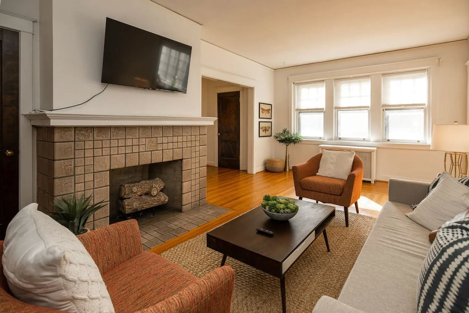 2 bed, 1.0 bath, 1431 sqft, $3,232 — Photo 3