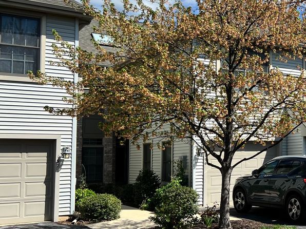 196 Crescent Dr, Hershey, PA 17033