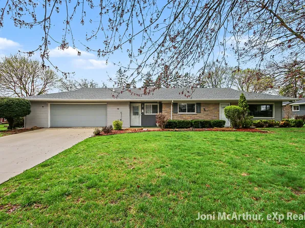 805 S Merry Lane Ter, Greenville, MI 48838