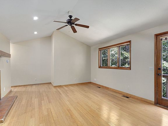 5th image of 933 N Oak Dr
