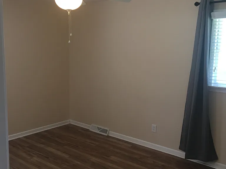 102 Eisenhower St — Photo 5