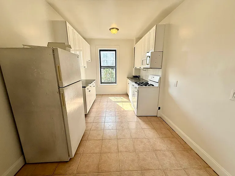 251 W 81st St #4R — Photo 4