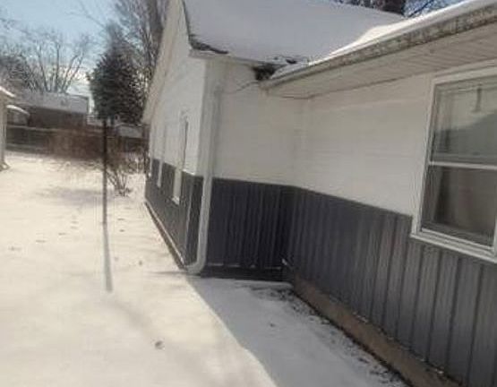 3rd image of 415 Thompson St