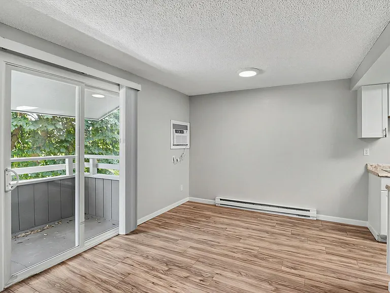 River Court Apartments - Updated Units With A View! — Photo 14