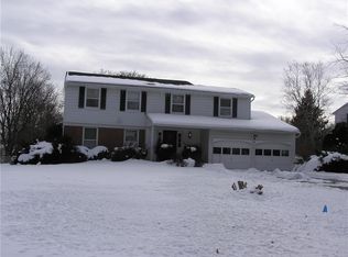 7 Queensberry Ln, Rochester, NY 14624