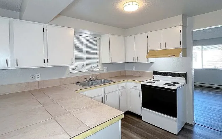 Cherry Lane Duplex - 3114 Cherry Ln — Photo 1