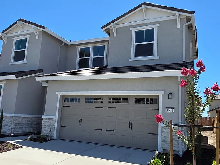1572 Halo Pl — Photo 1
