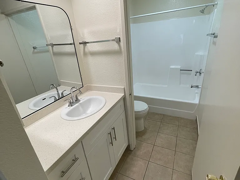 1051 Justin Ave — Photo 16
