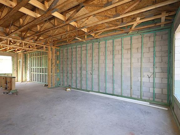 4th image of 370 Lady Palm St