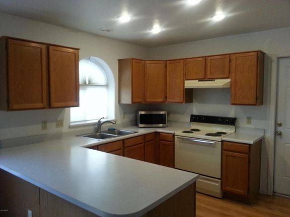 3rd image of 1018 W Cantebria Dr