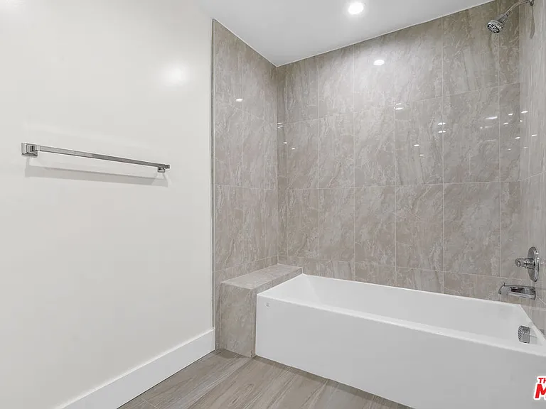 11042 La Maida St #202 — Photo 18