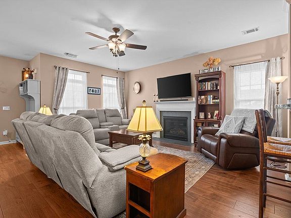 3rd image of 212 Slate Dr