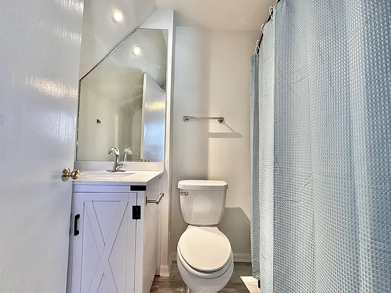 1008 Giles St — Photo 2