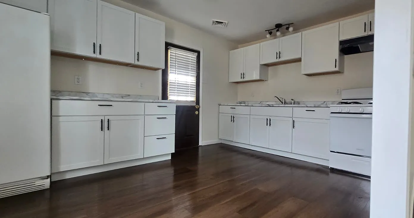 724 E Lawrence St - APT 5 - 1 — Photo 2