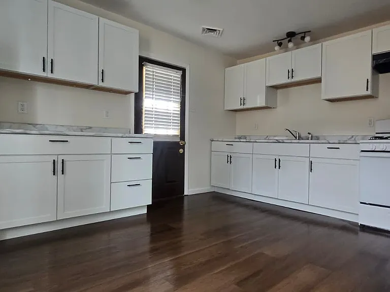 724 E Lawrence St — Photo 2