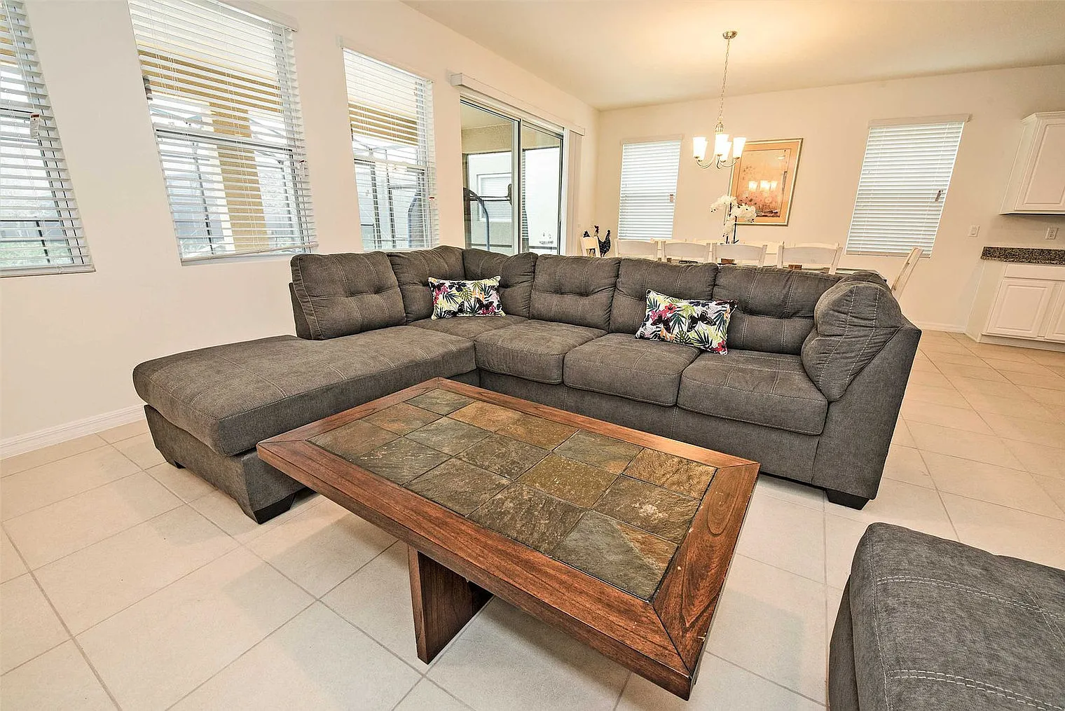 5 bed, 4.0 bath, 2820 sqft, $2,525 — Photo 2