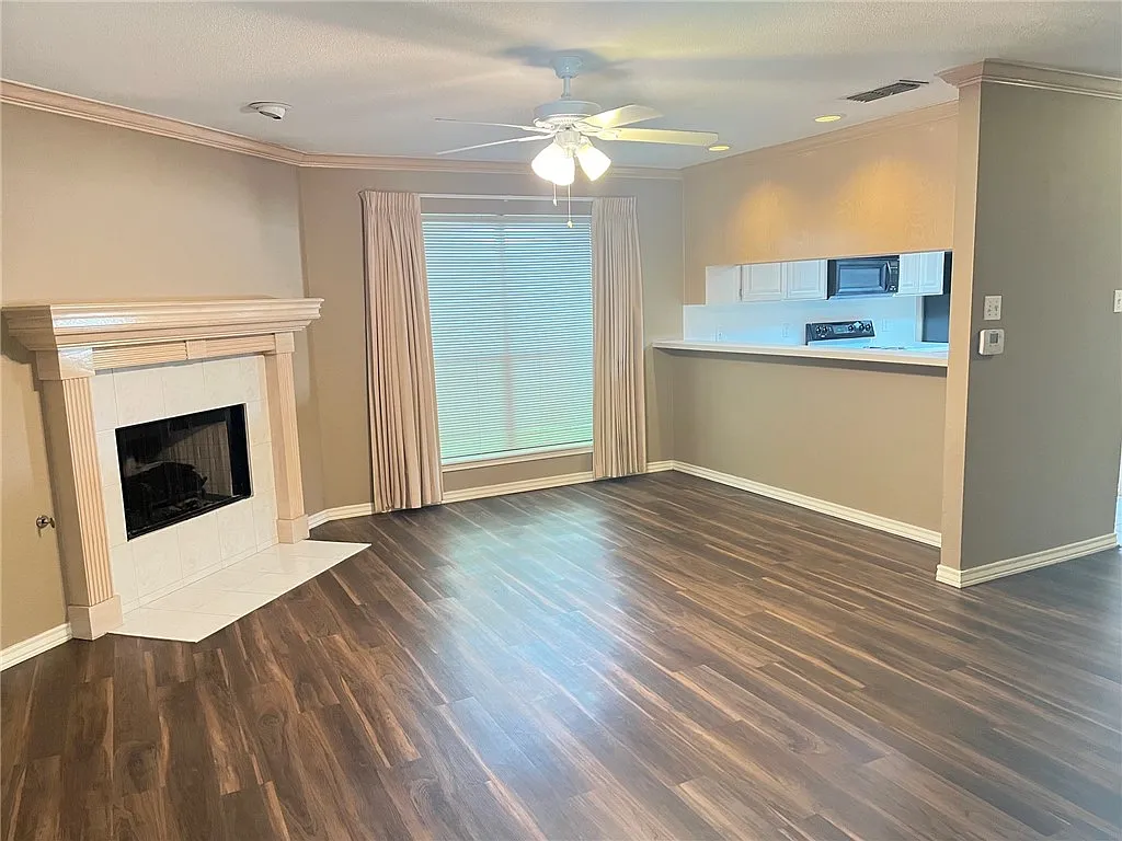Building Photo - 4022 Wood River Dr #2C