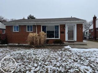 21225 Parkway St, Saint Clair Shores, MI 48082