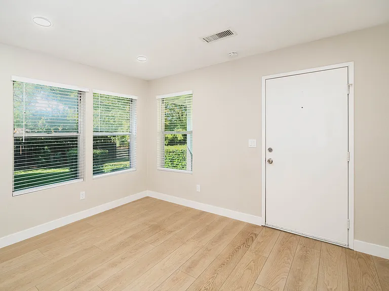 El Camino Duplexes — Photo 33