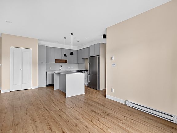 4th image of 2493 Montrose Ave #213