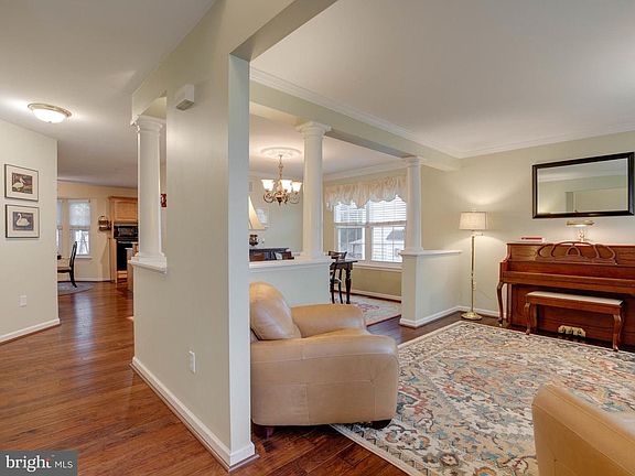 3rd image of 454 Larkspur Ln