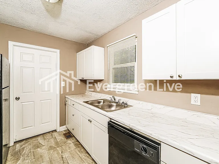 221 Ash Cir — Photo 6