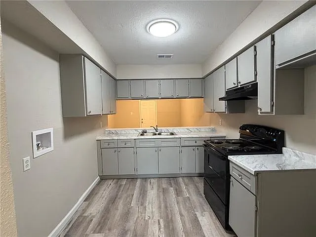 3 bed, 1.5 bath, 983 sqft, $1,100 — Photo 4
