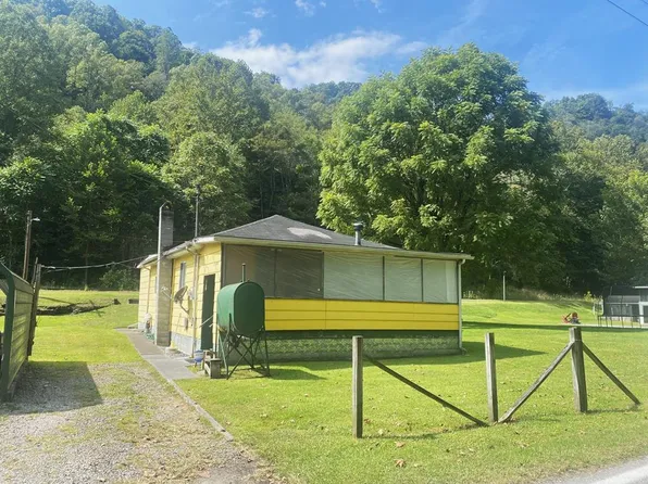 7086 Coal City Rd, Rhodell, WV 25915
